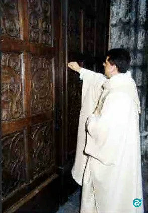 Deken Wim van der Valk zegent deur Martinuskerk in 1994 -
 GAW Beeldbank A11511