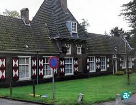 Willem van Heijthuijsenhofje in Haarlem
Foto van G. Gleym, IJmuiden (via J Verstraelen)
Gemeentearchief Weert, XL147
Het huidige aanzien van het Hofje van Heijthijsen in Haarlem. Het werd gefinancierd uit de nalatenschap van de vermogende Weertenaar.
Het werd opgericht in 1650 op de plek van zijn zomerresidentie buiten de stadsmuren van Haarlem, toen Heemstede