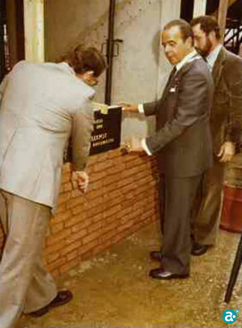 Burgemeester Frans Breekpot (midden) op 28 augustus 1978 tijdens zijn eerste steenlegging van het nieuwe stadhuis aan de Beekstraat