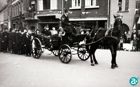 N.S.B- burgemeester J.H.W. Rösener Manz met echtgenote in een Landauer komend vanuit de Hoogstraat vanaf zijn woonhuis op de Biest bij gelegenheid van zijn installatie - GAW Beeldbank 7602 -
 Foto H. Lamberigts