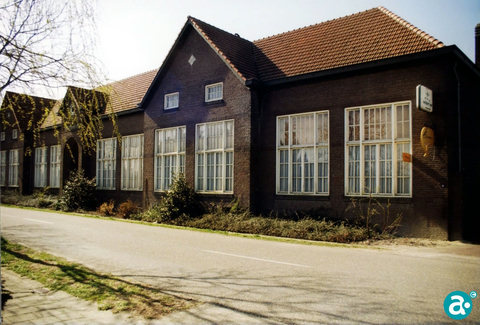 Pand Stichting Doorstroming Laarderweg 11 gevestigd in de voormalige ‘Katholieke Levensschool voor Jongens’ - GAW Beeldbank A10280