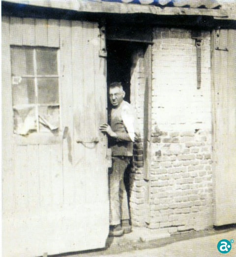'Door de Smeed’ voor zijn smederij (foto J. van Dael)