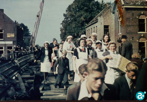 Menigte bij gehavende brug aan het Bassin 22 september 1944 - GAW Beeldbank ALB.43.10