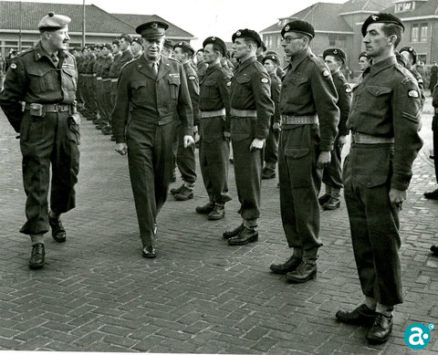 Generaal Dwight D. Eisenhower inspecteert de troepen op de Van Hornekazerne, links de Engelse luitenant-kolonel Ritchie van het Britse XII Korps foto particulier bezit