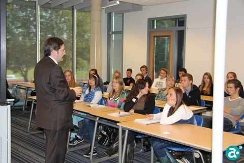 Gouverneur Theo Bovens tijdens de gastles 'Europa' leerlingen van het Het College (afbeelding Erfgoedcluster Weert)