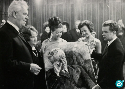 "50 Jaar HIMA" in 1967 de heer en mevrouw Coumans krijgen een schilderij voorstellende de heer Coumans aangeboden - GAW Beeldbank L1276