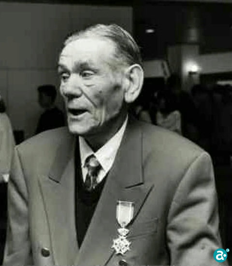 Harry Geuskens met koninklijke onderscheiding in 1995 - GAW Beeldbank PERSOON286
