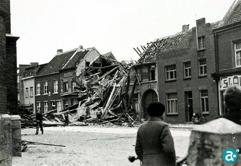Midden hotel ‘De Vesper’, rechts kapperszaak Jac van Deurzen volledig verwoest Korenmarkt -
GAW beeldbank 6154