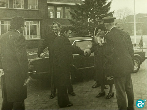 Koningin Juliana op bezoek op de Van Hornekazerne en wordt begroet door loco-burgemeester Lei de Borgie - GAW Beeldbank 4284