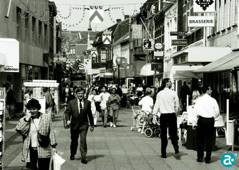 Langstraat rond 1992 en van voor de revitalisering die heel wat discussie heeft opgeleverd - GAW Beeldbank RO.604