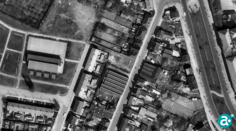 In het midden de gebouwen van de Distributiekring 275 Wilhelminastraat 22 -
 Foto gedateerd 1963