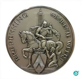 Erepenning gemeente Weert’
Zilver, Esser Weert, ontwerp E. Werz
aan de achterzijde voorzien van de inscriptie ‘Bene de Werta Merenti / H.P.C. Maas 28-11-1976’

Harrie Maas wordt de onderscheiding
verleend op 28 november 1976.
