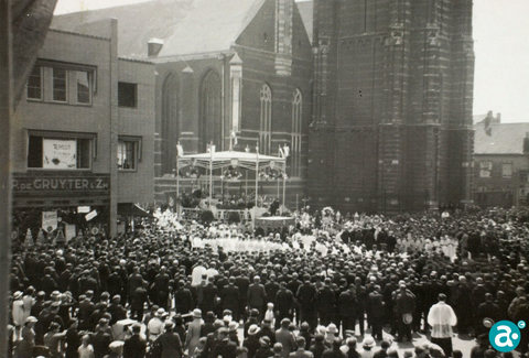 Een mensenmassa op de Markt - GAW Beeldbank A5001