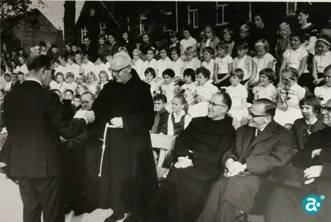 Afscheid pater Lucas Berben in het midden 4 oktober 1964 - GAW Beeldbank L1024