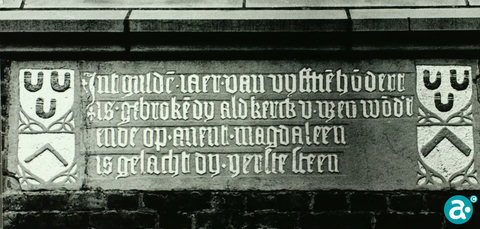 "Wapen van Weert en het wapen van de heren van Horn" afbeelding van een gevelsteen met inscriptie en aan weerszijden daarvan het wapen "In het gulde(n) jaar van vijftie(n)ho(n)derd is gebroke(n) dij aldkerck ... wo(r)dt ende op avent magdaleen is gelacht dij yerste steen"
De steen is aangebracht in de gevel van de Martinuskerk zijde Korenmarkt - GAW beeldbank A4953