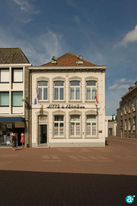 Het Blauwe Schaap tot voor kort kantoorpand op de Markt - GAW Beeldbank RO.CV.431