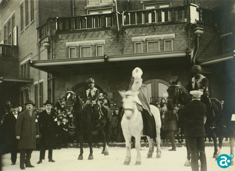 Intocht St. Nicolaas vanaf het station rond 1925-1930 - GAW Beeldbank A3347