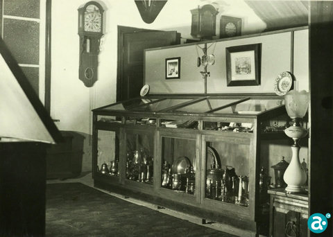 Stedelijk museum in een kamer van het stadhuis aan de Markt medio 1950 - GAW Beeldbank CV.23