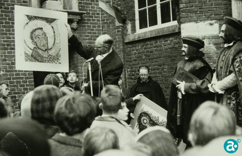Voorzitter van het feestcomité mr. Stan Smeets overhandigt het geschenk van de Weerter bevolking aan 'Graaf Jacob', tweede van rechts, gespeeld door Jo van der Velden - GAW Beeldbank 1545