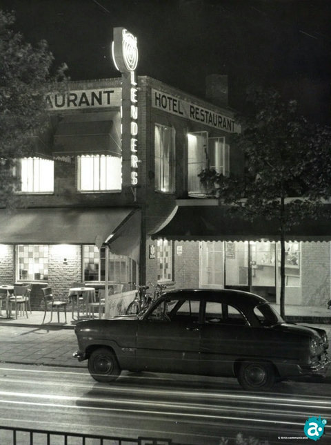 Zaal Lenders aan de Emmasingel rond de jaren 1960 - GAW Beeldbank RO.928