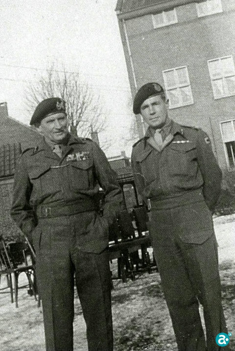 Montgomery (l.) na afloop van de inspectie op binnenplaats Bisschoppelijk College foto particulier bezit