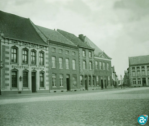 Het pand op de Markt 9 werd in april 1871 aangekocht
