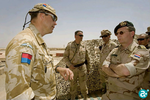 Rechts: Ton van Loon in Afghanistan