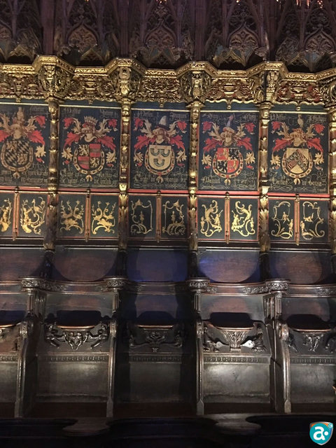 15de eeuwse koorbank in de Kathedraal van Barcelona met daarop het wapen (1519) van Gulden Vlies ridder Graaf Jacob III van Horne.