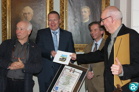 De prijs, bestaande uit een speciaal vervaardigde oorkonde en een geldprijs, werd na een inleiding door de heer Jan Creemers, Burgemeester van Maaseik, uitgereikt in de voormalige raadszaal van het oude stadhuis aan de Markt in Maaseik aan de voorzitters van de Aldenborgh, kring Weert en Het Land van Thorn, de heren Peter Korten en Jan Custers.
De feestrede werd gehouden door de heer Jos Henckens, voorzitter van de Pater Sangerskring.