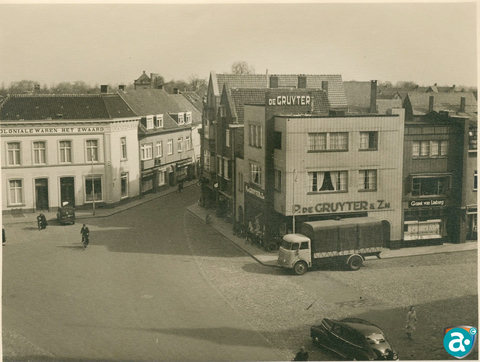 Pand 'Het Zwaard' nu Brasserie d'Oude Markt en rechts het pand de Gruyter, nog steeds de Gruyter