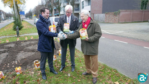 Rotaryclub schenkt Weert bloemperk op singel