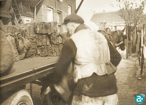Oppe foto: Zjang Smits mét zek ejjerkoeële en törf oppe ker. Archief Jan Smits