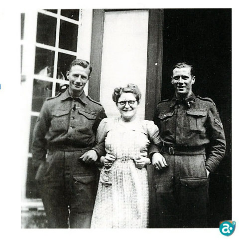 Links Len Carrington in het midden mw. Leen Kruysen-van Dooren van café de Harmonie uit de Molenstraat. | Foto: collectie Theo Schers