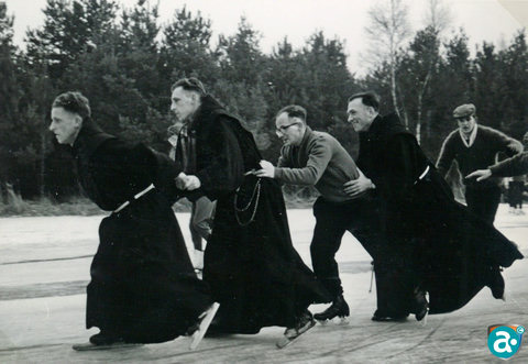 Foto: Broen paters aant schaatse. Uit: Weert is veranderd deel 6.
