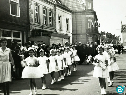 Foto: Bruûdjes inne Sacramêntspresessie. Gemeentearchief Weert