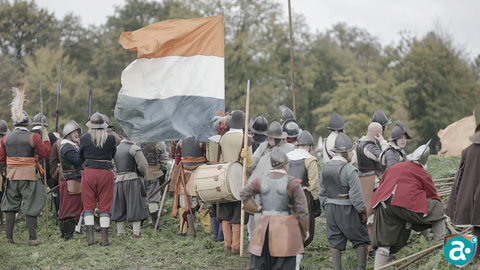 Eind 16e eeuw komen Nederlandse onderdanen in opstand tegen het wettige Spaanse gezag. Wat begint met ontevredenheid van een minderheid groeit uit tot een oorlog die meer dan een mensenleven zal gaan duren. Van Groningen tot Brussel, van Den Briel tot Groenlo, overal barst de strijd los. En vaak doet die strijd merkwaardig modern aan. Terrorisme, propaganda, executies, radicalisering, shock and awe; allemaal themas die moeiteloos terug zijn te vinden in de oorlog die van 1568 tot 1648 werd gevoerd.

In een 7-delige televisieserie brengt de NTR vanaf 28 september, iedere vrijdag om 21.05 uur op NPO 2 de verhalen over de 80-jarige oorlog die overal in het land te vinden zijn. En Hans Goedkoop overziet, met deskundigen, het slagveld.