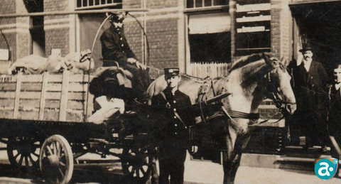 Foto van Frank Frenken. “Frêns van van Gend & Loos beej ker en paerd.”