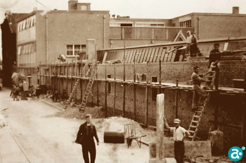 1954 - De bouw van drukkerij Smeets gemaakt door de Wilma