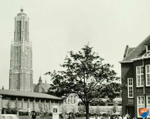 Boezjieëre: frits.pop@ziggo.nl
Foto GAW. In de sirkel de Aardrijkskundeklas van ’t Kleezje.