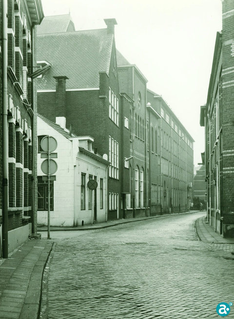 Schoolstraat met pensionaat