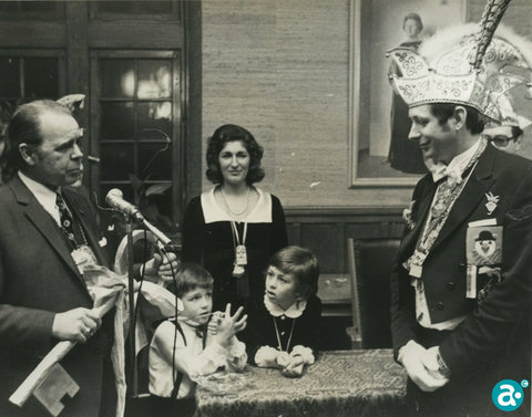 Burgemeester Breekpot overhandigde Jos Poell de sleutel van de stad Weert. Op de achtergrond zijn vrouw José Poell-Coenen en zijn kinderen Martine en Jos jr.