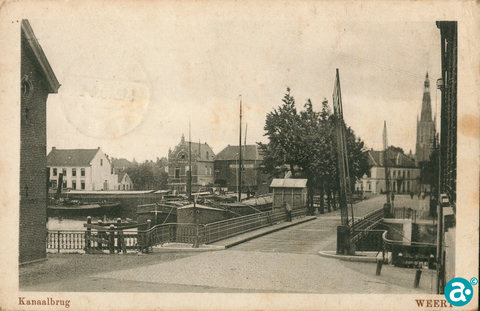 Bassin met stadsbrug