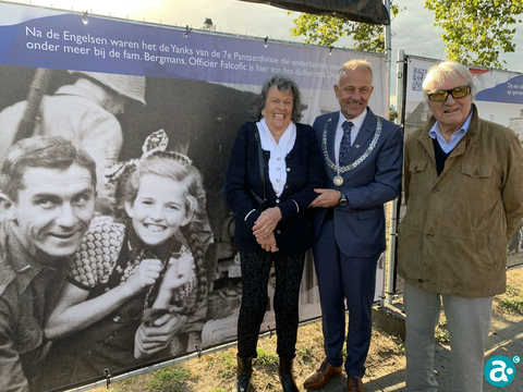 Burgemeester Jos Heijmans en Lies Coppen openen expo 'Bevrijding van Weert'