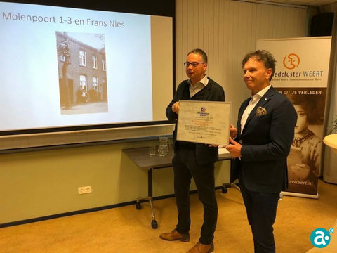 Wethouder Paul sterkt reikt de Ergoedgoedprijs 2019 uit aan Lex Spee voorzitter Comité Herdenking en Bevrijding Weert