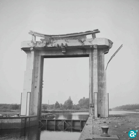 Verzet blaast sluis 16 op