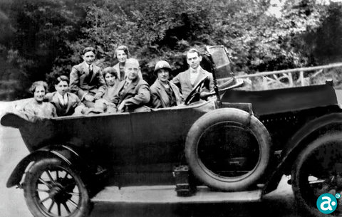 Foto Frans Teunissen. “Sjiek vôlk in nep-auto”.