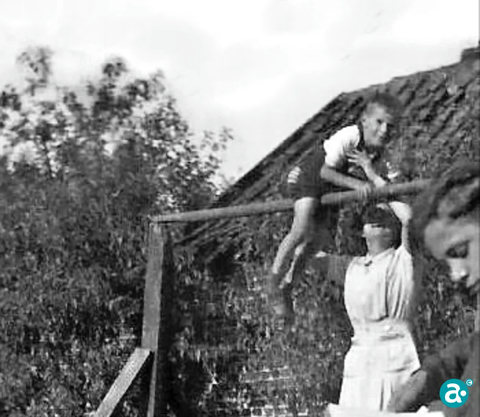 Foto Frits: Miên zöster hölleptj mich oppe mattekloprèk beej oeës oma. (1944)