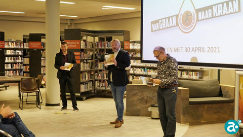 Boek 'Gebrouwen in Weert' aangeboden aan wethouder Gabriëls