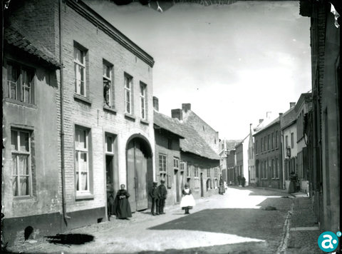 Schoolstraat met armenhuisjes