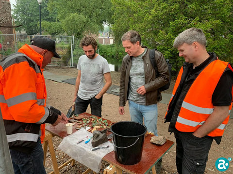 vrijwilligers erfgoedgemeenschap Weert bezig met het wassen van de vondsten